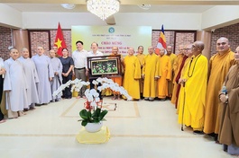 Bí thư Tỉnh ủy Cà Mau Nguyễn Hồ Hải tặng quà chúc mừng đến Ban Trị sự GHPGVN tỉnh Cà Mau (mới)