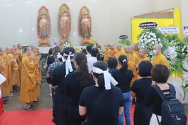 Chư Tăng tụng kinh cầu nguyện các hương linh tại Vãng sanh đường chùa Vĩnh Nghiêm 