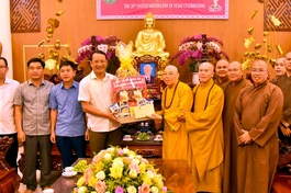 Đoàn Công an tỉnh Quảng Ngãi thăm, tặng quà Hòa thượng Thích Quảng Xả cùng chư tôn đức Ban Trị sự GHPGVN tỉnh