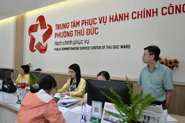 Người dân làm thủ tục tại Trung tâm Phục vụ hành chính công phường Thủ Đức