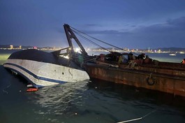 Tàu Vịnh Xanh 58 bị lật khi chở theo 46 hành khách và 3 thuyền viên vào chiều ngày 19-7