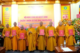 Trao quyết định y nhân sự đến lãnh đạo chủ chốt Ban Trị sự GHPGVN tỉnh Ninh Bình