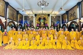 Chư hành giả Tăng chụp ảnh lưu niệm sau Lễ Bố-tát