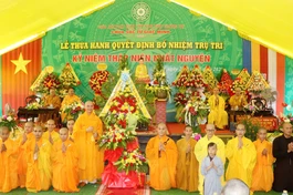 Dâng hoa chúc mừng thầy
