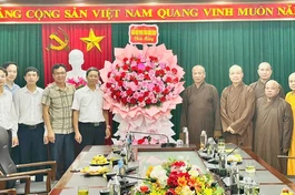 Tặng hoa chúc mừng Sở Nội vụ, Ban Dân tộc và Tôn giáo tỉnh nhân dịp kỷ niệm 70 năm Ngày truyền thống ngành quản lý Nhà nước về tôn giáo (2-8-1955 - 2-8-2025)