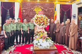 Đoàn công tác Công an tỉnh Ninh Bình tặng hoa chúc mừng Ban Trị sự GHPGVN tỉnh