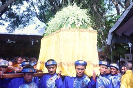 Phụng tống kim quan Trưởng lão Hòa thượng Thích Giác Dũng rời Giác linh đường đến Đài hỏa táng Mỹ Hòa (phường Long Xuyên, tỉnh An Giang) để trà-tỳ