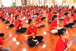 Các bạn Thanh thiếu niên tham dự khóa tu mùa hè với chủ đề "Nuôi con khôn lớn" được tổ chức lần đầu tiên tại chùa Huệ Chiếu