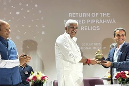 Sự kiện trao trả lại các bảo vật liên quan đến xá-lợi Phật tại Piprahwa giữa Pirojsha Adi Godrej, Giám đốc điều hành Tập đoàn Godrej Industries và Gajendra Singh Shekhawat, Bộ trưởng Văn hóa và Du lịch Ấn Độ diễn ra tại Bảo tàng Quốc gia Delhi - Ảnh: Bộ Văn hóa Ấn Độ