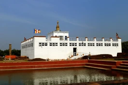 Các thắng tích về Đức Phật và đạo Phật hiện hữu trên một diện tích rộng lớn, từ phía Bắc Ấn Độ đến Nepal, trong đó đền Maha Devi uy nghiêm và được sùng kính nhất