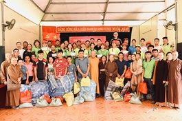 Hơn 200 phần quà được trao đến bà con bản Phống 2, xã Bó Sinh, Sơn La