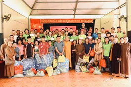 Hơn 200 phần quà được trao đến bà con bản Phống 2, xã Bó Sinh, Sơn La