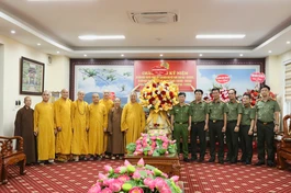 Ban Trị sự GHPGVN tỉnh Nghệ An tặng hoa chúc mừng Công an tỉnh nhân Ngày truyền thống của ngành 19-8