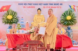 Hòa thượng Thích Thọ Lạc trao quyết định bổ nhiệm trụ trì chùa Tiên Linh đến Đại đức Thích Đồng Mẫn