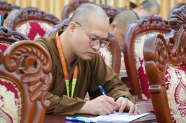 Thí sinh nghiêm túc làm bài thi