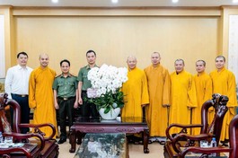 Tặng hoa chúc mừng Công an tỉnh Thanh Hóa nhân kỷ niệm 80 năm ngày truyền thống của ngành