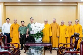 Tặng hoa chúc mừng Công an tỉnh Thanh Hóa nhân kỷ niệm 80 năm ngày truyền thống của ngành