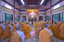 Các hành giả Ni trong thời công phu chiều tại thiền viện Viên Chiếu - Ảnh: Quảng Đạo/BGN