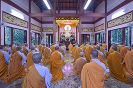 Các hành giả Ni trong thời công phu chiều tại thiền viện Viên Chiếu - Ảnh: Quảng Đạo/BGN