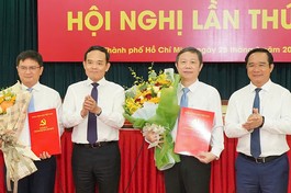 Ông Dương Anh Đức (thứ 2 từ phải sang) nhận quyết định nhiệm vụ mới từ Ban Thường vụ Thành ủy TP.HCM, ngày 25-8 - Ảnh: An Phương
