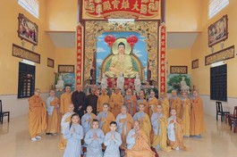 Đoàn Ban Trị sự GHPGVN tỉnh Vĩnh Long lưu niệm cùng chư hành giả Ni an cư tại hạ trường chùa Liên Hoa