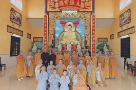 Đoàn Ban Trị sự GHPGVN tỉnh Vĩnh Long lưu niệm cùng chư hành giả Ni an cư tại hạ trường chùa Liên Hoa