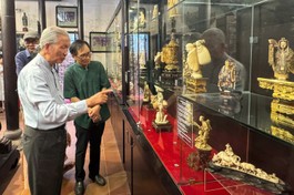 Nhà nghiên cứu Trần Đình Sơn giới thiệu các cổ vật đến khách tham quan