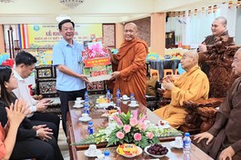 Lãnh đạo Tỉnh ủy Cà Mau thăm, tặng quà Ban Trị sự GHPGVN tỉnh