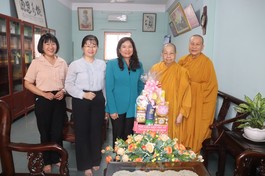 Hội Liên hiệp Phụ nữ TP.HCM tặng quà chúc mừng Đại lễ Vu lan - Báo hiếu đến chư tôn đức Ni tịnh xá Ngọc Phương
