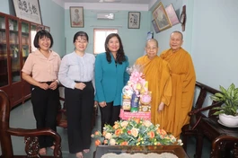 Hội Liên hiệp Phụ nữ TP.HCM tặng quà chúc mừng Đại lễ Vu lan - Báo hiếu đến chư tôn đức Ni tịnh xá Ngọc Phương