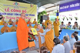 Thượng tọa Lý Đức trao quyết định thành lập điểm sinh hoạt tôn giáo tập trung Phước Viên