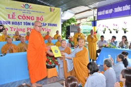 Thượng tọa Lý Đức trao quyết định thành lập điểm sinh hoạt tôn giáo tập trung Phước Viên