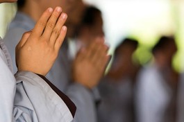 Những ai quy y Phật/ Không đọa ba đường dữ/ Lậu tận, nơi trời người/ Rồi sẽ đến Niết-bàn