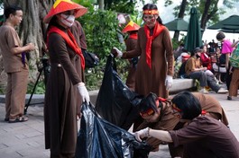 Phật tử chùa Khai Nguyên cần mẫn quét dọn và hốt rác, làm sạch đẹp quanh khu vực Hồ Gươm