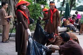 Phật tử chùa Khai Nguyên cần mẫn quét dọn và hốt rác, làm sạch đẹp quanh khu vực Hồ Gươm
