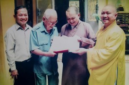 Ở tuổi 93, Phật tử Hoằng Thọ Nguyễn An Khương nhận chứng điệp quy y Tam bảo do Đại lão Hòa thượng Thích Trí Tịnh làm Bổn thọ truyền giới