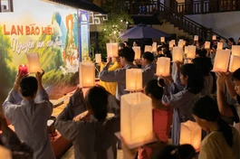 Thắp nến tưởng nhớ ân đức đấng sinh thành - Ảnh: Chánh Tuệ