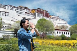 Công việc trong ngành du lịch giúp Phương gắn bó nhiều với Phật giáo, anh tìm hiểu nhiều về giáo lý, lịch sử cuộc đời Đức Phật và từ đó, anh chia sẻ thế giới quan tích cực với con mình: khi con học bài, anh cũng học Phật học