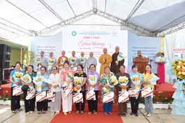 Tặng hoa tri ân các đơn vị, cá nhân tham gia hỗ trợ chương trình