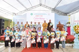 Tặng hoa tri ân các đơn vị, cá nhân tham gia hỗ trợ chương trình