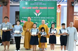 Chư tôn đức trao quà đến các em đoàn sinh Gia đình Phật tử Đà Nẵng