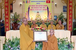 Hòa thượng Thích Huệ Pháp, Phó ban Trị sự kiêm Phó ban Tăng sự GHPGVN tỉnh Vĩnh Long trao quyết định bổ nhiệm trụ trì chùa Phước Hiệp đến Đại đức Thích Minh Thành 