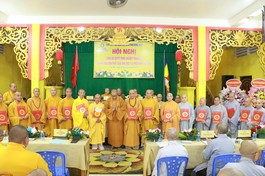 Thượng tọa Thích Quảng Lộc trao quyết định chuẩn y nhân sự đến các thành viên Đại diện Phật giáo khu vực II