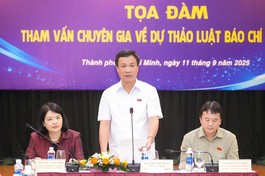 Phó Chủ nhiệm Ủy ban Văn hóa và Xã hội của Quốc hội Triệu Thế Hùng phát biểu tại buổi tọa đàm - Ảnh: Hữu Hạnh/TTO