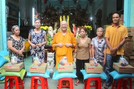 Chùa Long Vân (P.Chánh Hưng) trao 400 phần quà từ thiện