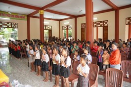 Các em học sinh lớp học tình thương chùa Long Cát niệm Phật 