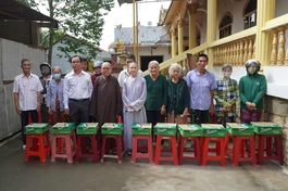 Chùa Bửu Long trao 150 phần quà đến bà con có hoàn cảnh khó khăn tại P.Nhị Quý, Đồng Tháp