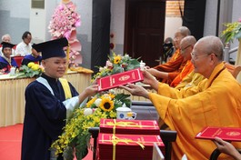 Hòa thượng Viện trưởng Học viện Phật giáo VN tại Huế trao Bằng tốt nghiệp đến tân cử nhân Phật học