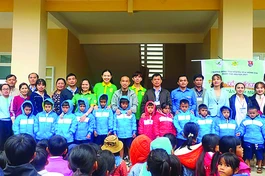 Câu lạc bộ Cỏ bốn lá tổ chức chương trình Xuân từ bi tại Quảng Ngãi - Ảnh: NVCC