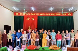 Đại đức Thích Tâm Ngọc và các thành viên trong đoàn từ thiện trao quà đến các hộ dân